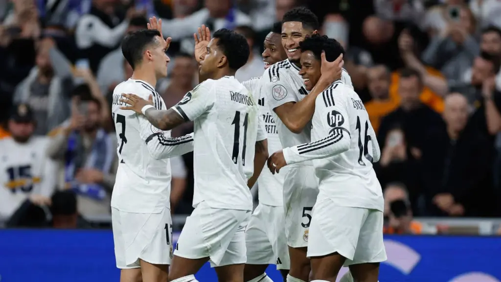 Real Madrid team formation-Real Madrid players in white kit celebrate a goal together during a Copa del Rey match.