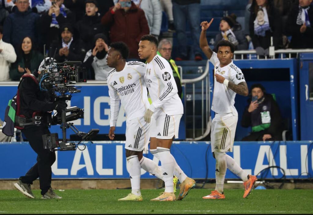 Rodrygo scrapes Real Madrid win at Alavés as Real Madrid players celebrate a late goal away from home
