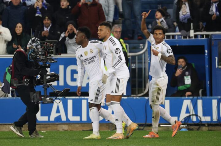 Rodrygo scrapes Real Madrid win at Alavés as Real Madrid players celebrate a late goal away from home