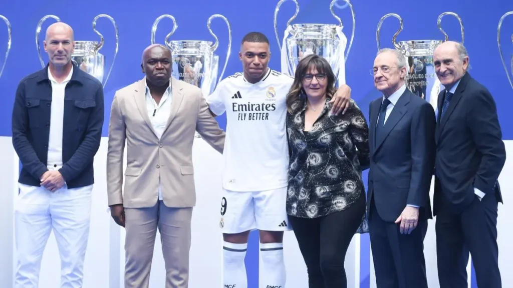 Group photo at a Real Madrid presentation event as leadership expectations around the club come under fresh scrutiny.