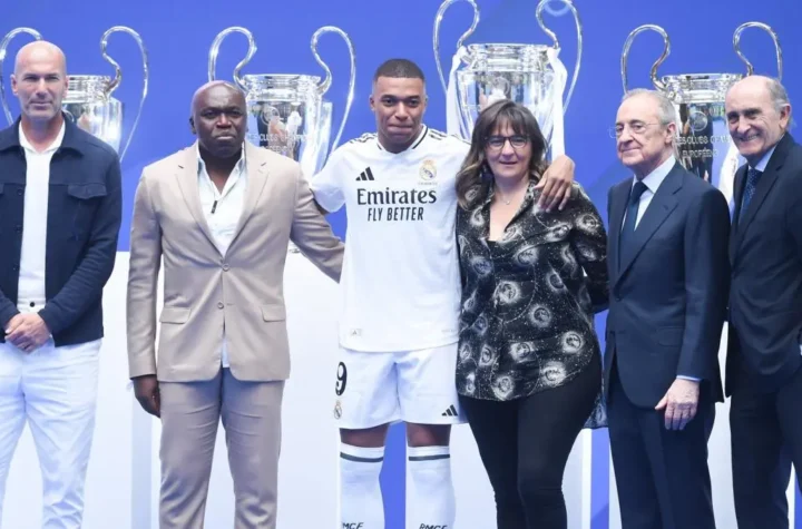 Group photo at a Real Madrid presentation event as leadership expectations around the club come under fresh scrutiny.