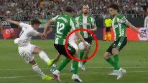 Brahim Díaz’s shot strikes Ricardo Rodríguez during Real Madrid’s penalty appeal against Real Betis