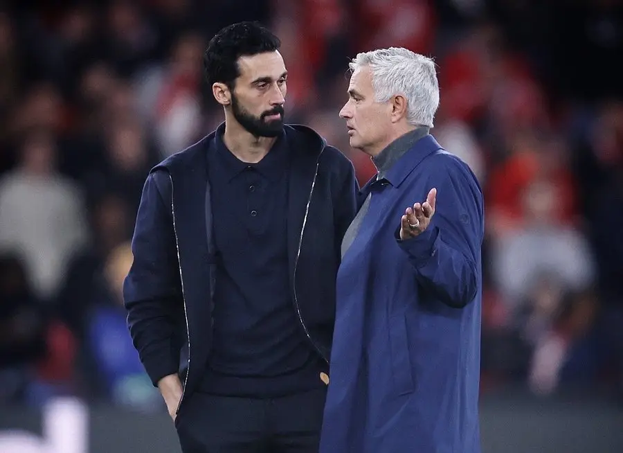 Featured image for Alvaro Arbeloa Mourinho reunion ruled out as Real Madrid exit takes shape, showing two coaches speaking on the pitch