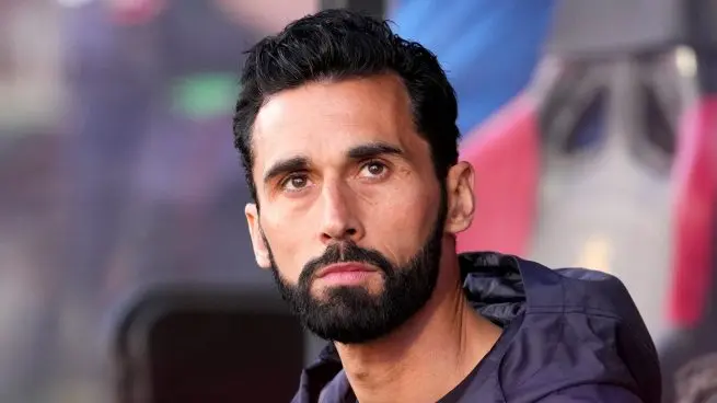 Arbeloa on Real Madrid leaks feature image of a serious coach on the bench during a tense moment