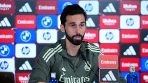 Arbeloa press conference image showing the Real Madrid coach speaking to the media before El Clásico