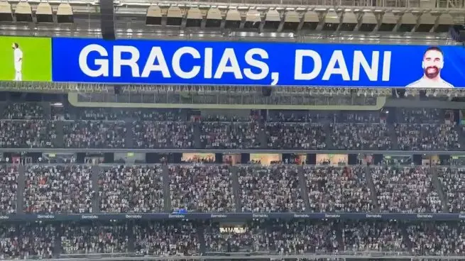“Gracias, Dani” message at the Bernabéu during Dani Carvajal farewell