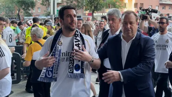 Scene outside the Bernabéu during Enrique Riquelme candidacy on Dani Carvajal farewell night