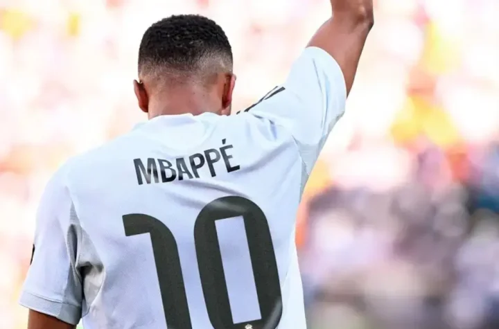 Back view of a Real Madrid player wearing a Mbappe No. 10 shirt as the Kylian Mbappe Real Madrid petition story grows before El Clasico