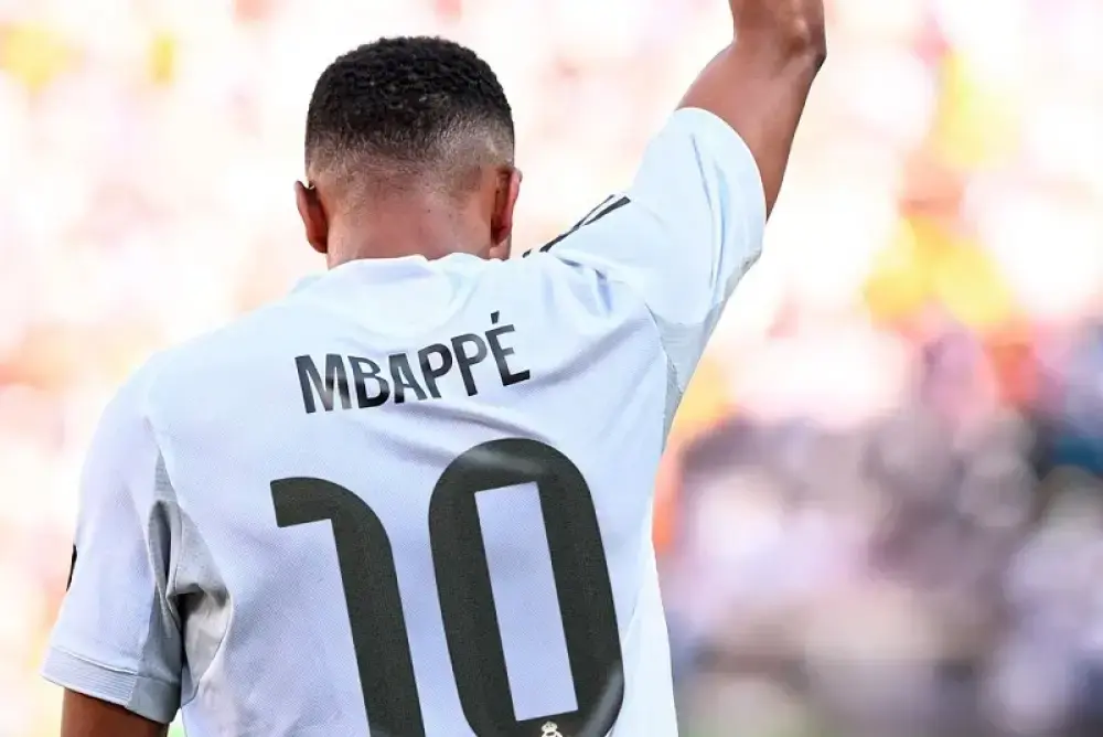 Back view of a Real Madrid player wearing a Mbappe No. 10 shirt as the Kylian Mbappe Real Madrid petition story grows before El Clasico