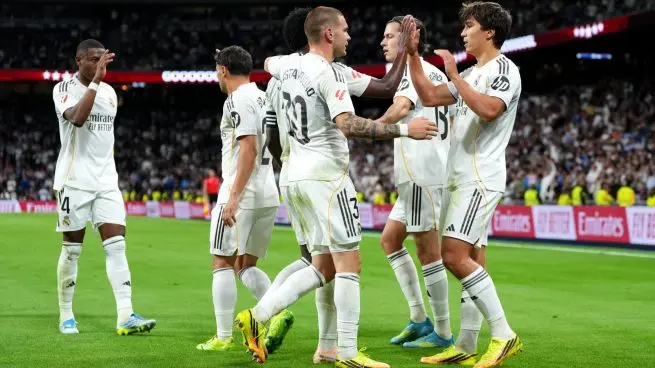 Real Madrid standings story image showing Real Madrid players celebrating during the Oviedo win at the Bernabeu