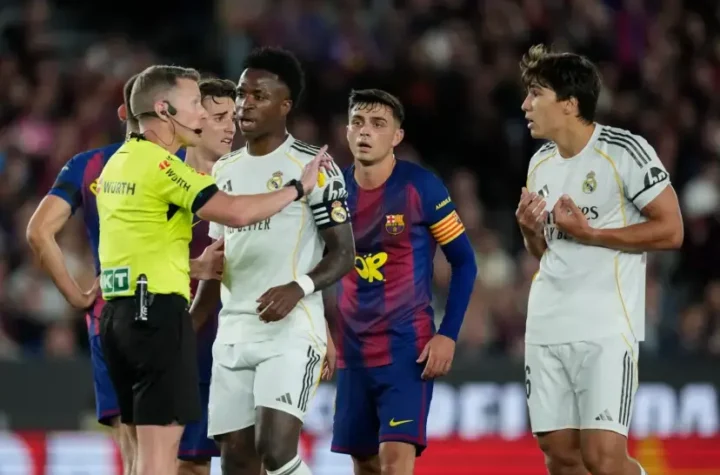 Real Madrid vs Barcelona result as the referee speaks with Real Madrid players during a tense Clasico moment that ended title hopes