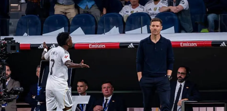Vinicius and Xabi Alonso rift image showing the Real Madrid forward gesturing toward his coach during a tense match moment