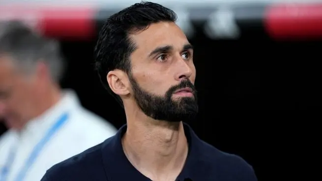 Álvaro Arbeloa to Fulham headline image featuring a bearded coach looking on from the touchline