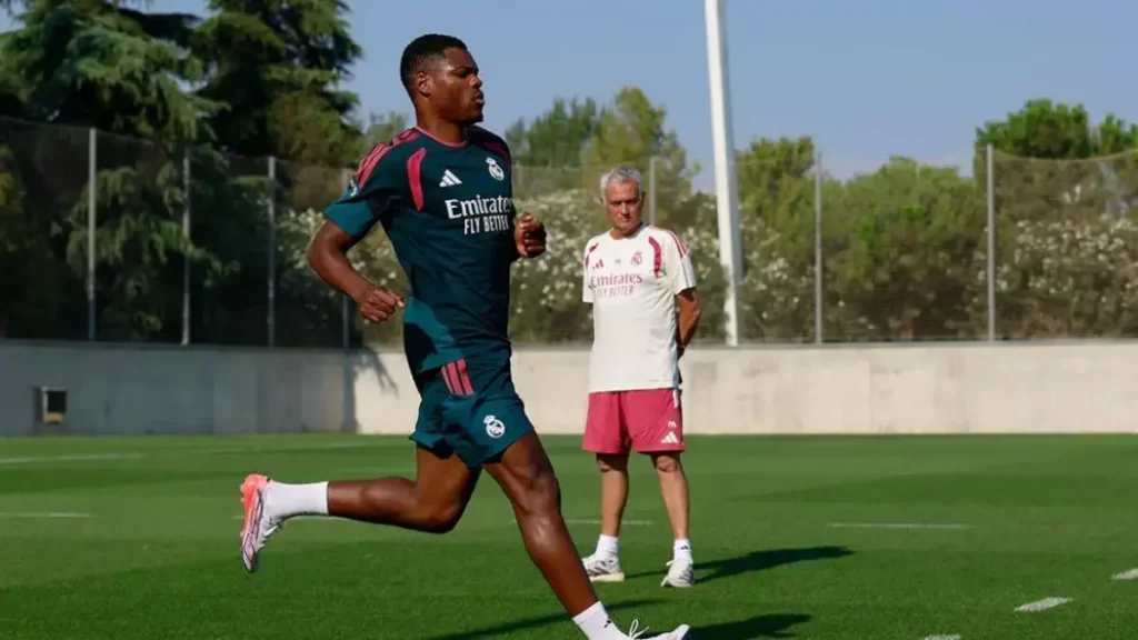 Denzel Dumfries Real Madrid training featured image showing a Real Madrid player running as José Mourinho observes at Valdebebas