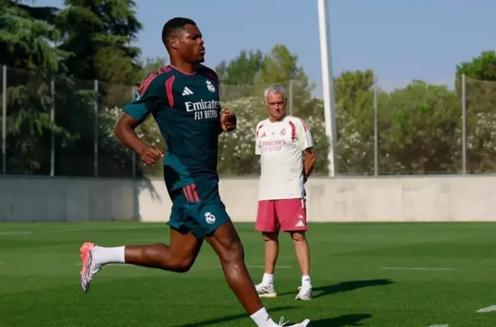 Denzel Dumfries Real Madrid training featured image showing a Real Madrid player running as José Mourinho observes at Valdebebas
