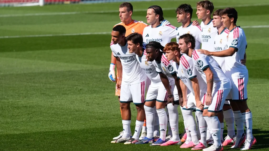 Real Madrid vs Leganes live stream featured image showing the Real Madrid squad posing before a preseason match