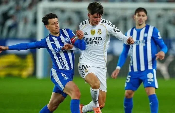 Real Madrid academy defender challenges for the ball during a match, illustrating the Víctor Valdepeñas to Fiorentina transfer.