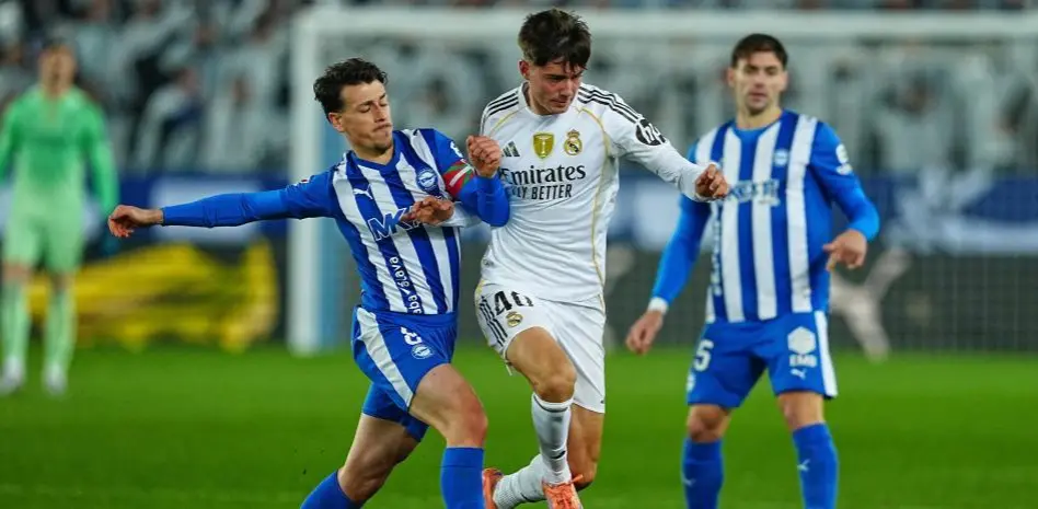 Real Madrid academy defender challenges for the ball during a match, illustrating the Víctor Valdepeñas to Fiorentina transfer.