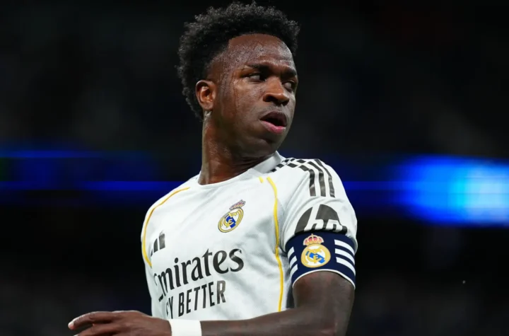 Real Madrid forward wearing the captain’s armband during a match following the Vinicius contract renewal announcement.